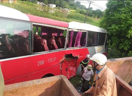 Hà Nội: Tàu hỏa va chạm với xe ôtô chở học sinh, 2 người bị thương ảnh 1