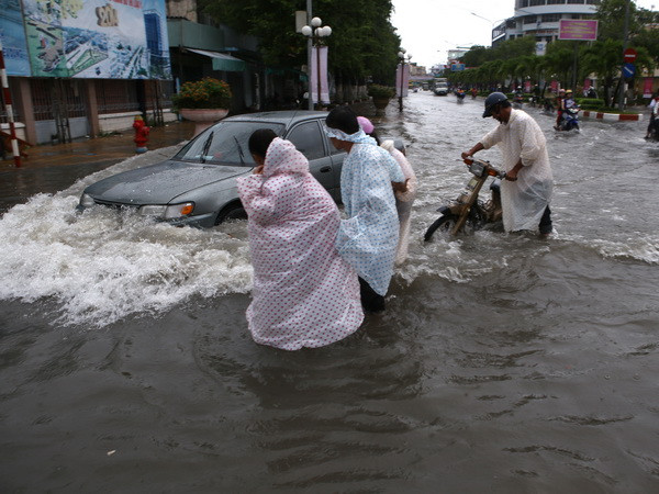 Cần Thơ: Nhiều tuyến đường ngập sâu do mưa lớn kéo dài ảnh 1