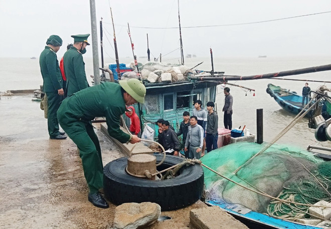 Cứu sống 8 ngư dân của tàu cá bị chìm trên biển Quảng Bình ảnh 1