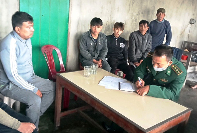 Cứu sống 8 ngư dân của tàu cá bị chìm trên biển Quảng Bình ảnh 2