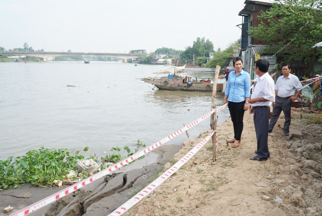 Vĩnh Long: Sạt lở bờ kè ảnh hưởng đến đời sống của nhiều hộ dân ảnh 2