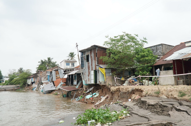 Vĩnh Long: Sạt lở bờ kè ảnh hưởng đến đời sống của nhiều hộ dân ảnh 1