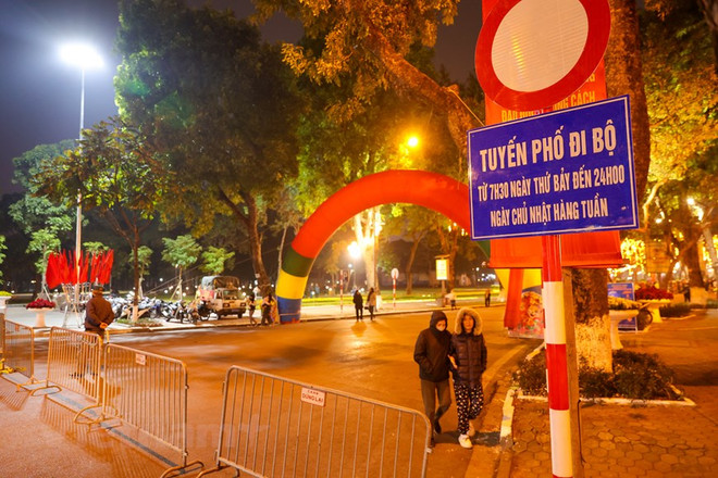 Thành phố Hà Nội chính khai trương phố đi bộ hồ Thiền Quang. Phố đi bộ mới sẽ hoạt động vào ngày thứ Bảy, Chủ nhật hàng tuần. (Ảnh: Minh Sơn/Vietnam+) Phố đi bộ phố Trần Nhân Tông và phụ cận chính thức đi vào hoạt động ảnh 1