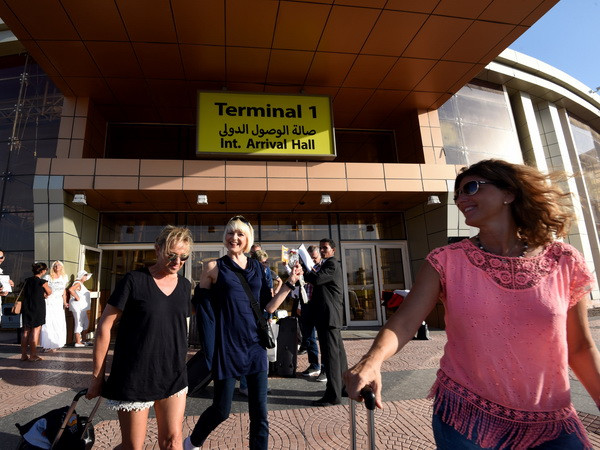 Hành khách tại sân bay quốc tế Sharm El-Sheikh của Ai Cập. (Nguồn: AFP/TTXVN) Nga thông qua thỏa thuận an toàn hàng không với Ai Cập ảnh 1