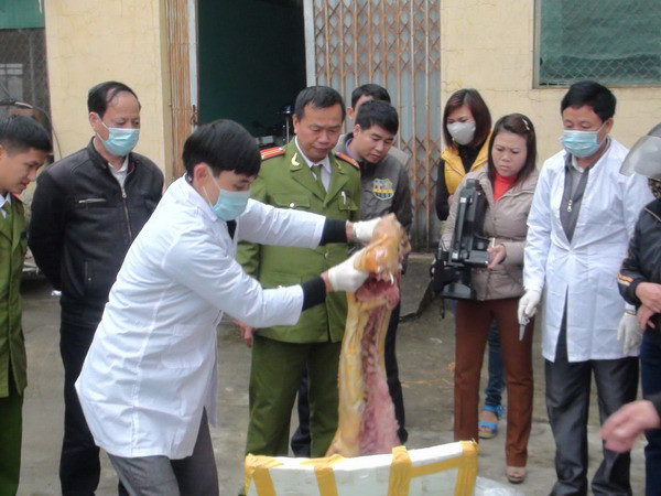 Hà Tĩnh bắt giữ xe khách vận chuyển 2 tấn thịt lợn thối ảnh 1