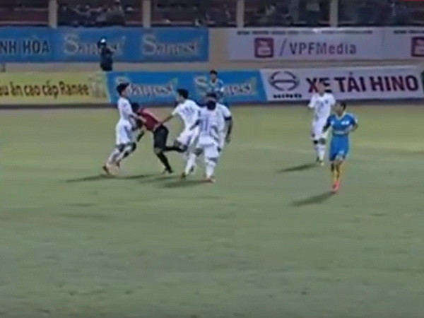 Cận cảnh cầu thủ Hà Nội T&T xô ngã trọng tài ngay trên sân ảnh 1