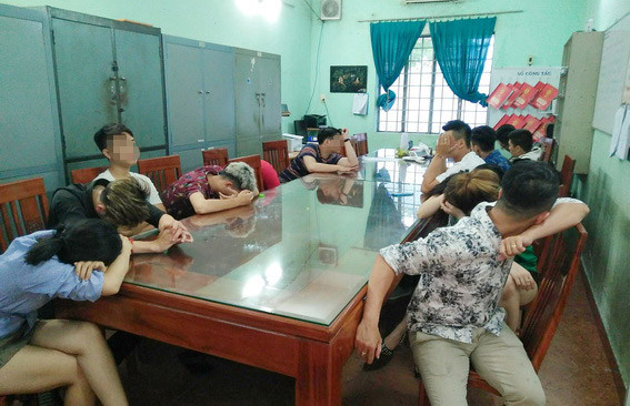 Đồng Nai: Bắt giữ nhiều đối tượng sử dụng ma túy trong quán karaoke ảnh 1