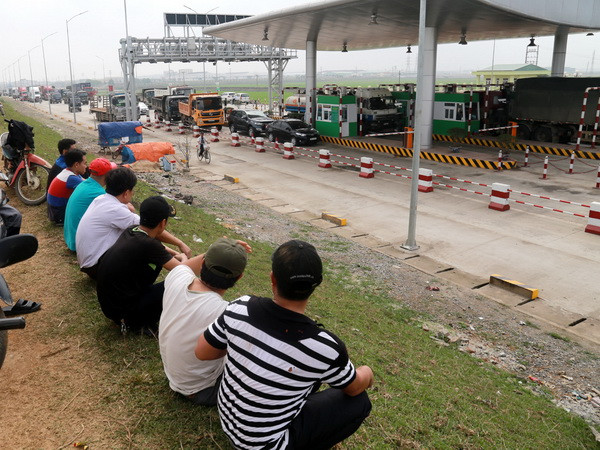 Chủ xe chặn hai đầu trạm thu phí Quốc lộ 32 phản đối giá dịch vụ ảnh 1