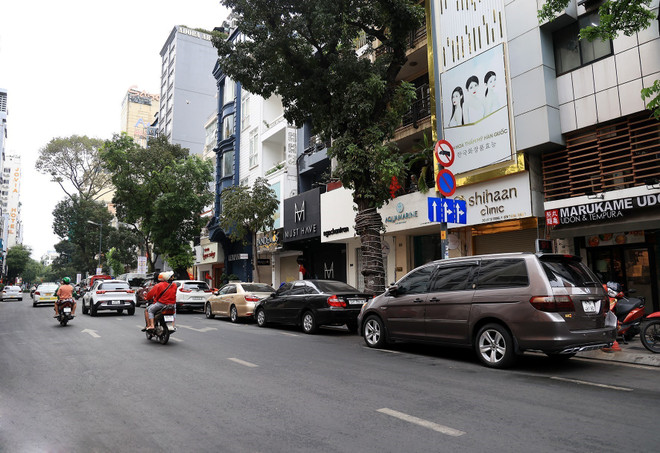 Xe ôtô đỗ trên đường Lý Tự Trọng, quận 1, Thành phố Hồ Chí Minh. (Ảnh: Hồng Đạt/TTXVN) TP.HCM dự kiến thu gần 800 tỷ đồng mỗi năm từ phí sử dụng hè phố ảnh 1