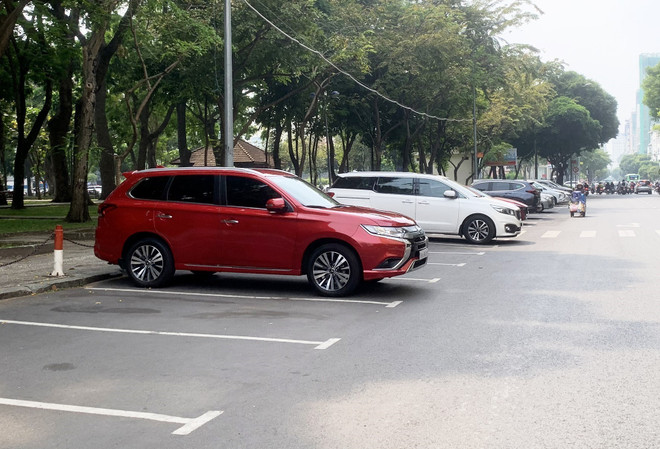 Thành phố Hồ Chí Minh thu phí đỗ xe lòng đường bằng thẻ ETC từ đầu năm 2023. (Ảnh: Hồng Đạt/TTXVN) TP.HCM dự kiến thu gần 800 tỷ đồng mỗi năm từ phí sử dụng hè phố ảnh 2