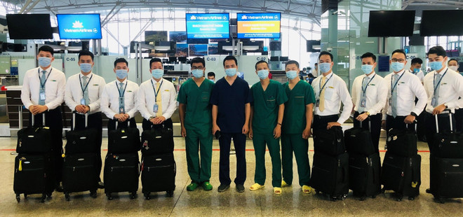 Những ‘chiến sỹ áo trắng’ thầm lặng trên chuyến bay Vietnam Airlines ảnh 1