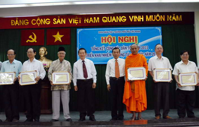 Trao tặng giấy khen cho đại diện các tập thể có nhiều thành tích trong công tác dân tộc năm 2013. (Ảnh: Hoàng Hải/Vietnam+) Tăng cường chăm lo đời sống cho đồng bào dân tộc ảnh 1