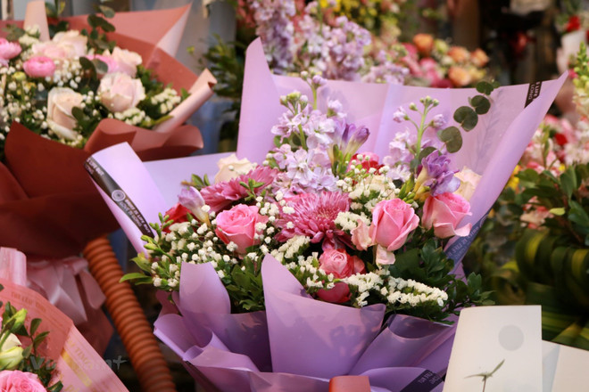 Giá hoa trong dịp 20/10 năm nay có xu hướng giảm so với những năm trước. (Ảnh: Minh Hiếu/Vietnam+) Thị trường quà tặng 20/10: Nhiều chiêu hút khách trong thời COVID-19 ảnh 1