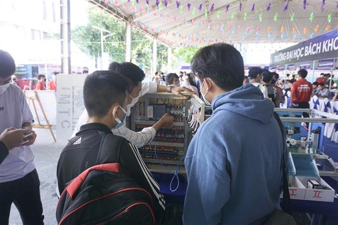 TP.HCM: Lượng thí sinh xét tuyển sớm ở nhiều trường ĐH giảm mạnh ảnh 2