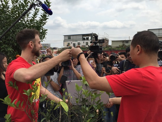 Chàng trai Mỹ nổi tiếng khắp Trung Quốc vì... chiếc iPhone bị mất ảnh 3