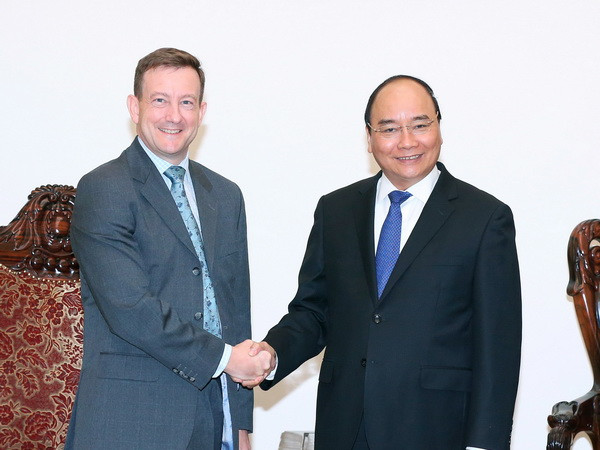 Thủ tướng Nguyễn Xuân Phúc tiếp Đại sứ Pháp tại Việt Nam Bertrand Lortholary đến chào xã giao nhân dịp nhận nhiệm kỳ công tác tại Việt Nam. (Ảnh: Thống Nhất/TTXVN) Thủ tướng Nguyễn Xuân Phúc tiếp Đại sứ Pháp nhận nhiệm vụ tại Việt Nam ảnh 1