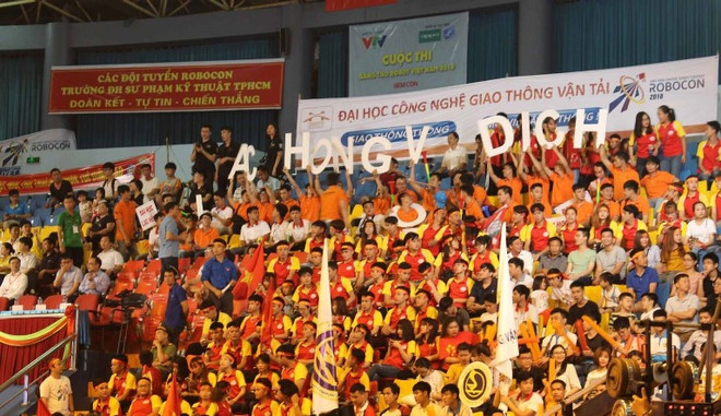Cuộc thi thu hút rất động khán giả là các học sinh, sinh viên đến cổ vũ cho các đội chơi. (Ảnh: Nguyễn Thảo/TTXVN) Khai mạc vòng chung kết cuộc thi sáng tạo Robocon Việt Nam 2018 ảnh 2