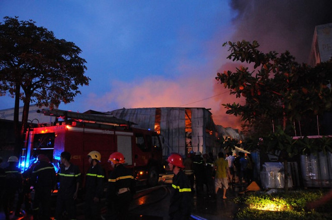 TP. Hồ Chí Minh: Hỏa hoạn nhấn chìm công ty giấy trong biển lửa ảnh 1