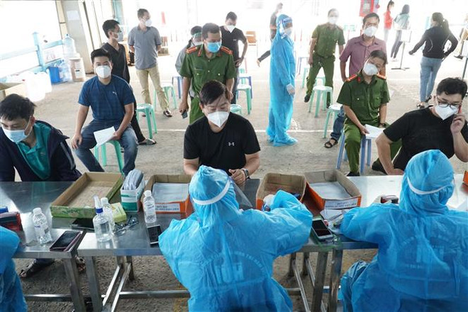 Điểm tiêm tại trường Đại học Công Nghiệp Thành phố Hồ Chí Minh (quận Gò Vấp) được bố trí trật tự, an toàn. (Ảnh: Thu Hương/TTXVN) Số ca dương tính tăng cao, TP.HCM tăng cường các biện pháp phòng dịch ảnh 2