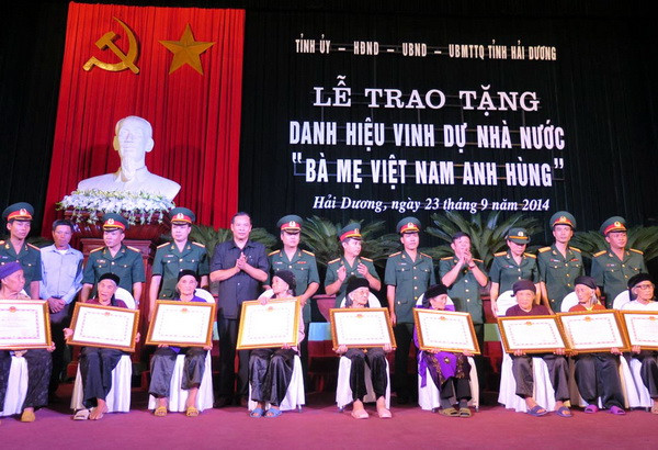 Hải Dương trao tặng danh hiệu "Bà mẹ Việt Nam anh hùng” 2014 ảnh 1
