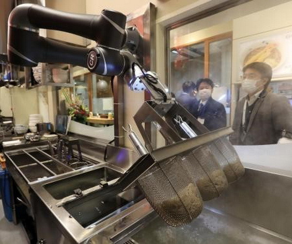 Nhật Bản thử nghiệm robot nấu mỳ soba tại nhà ga Tokyo ảnh 1