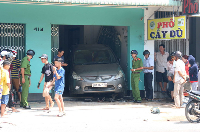 Nhân viên rửa xe lùi ôtô bất cẩn, đâm hai người bị thương nặng ảnh 1