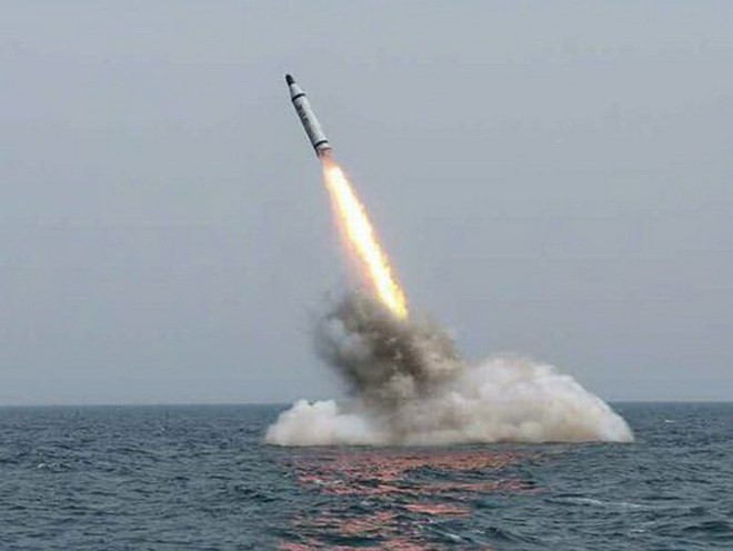 Một vụ phóng thử tên lửa trên biển của Triều Tiên. (Nguồn: KCNA/Yonhap) Triều Tiên dọa tấn công chính xác vào các vũ khí chiến lược của Mỹ ảnh 1