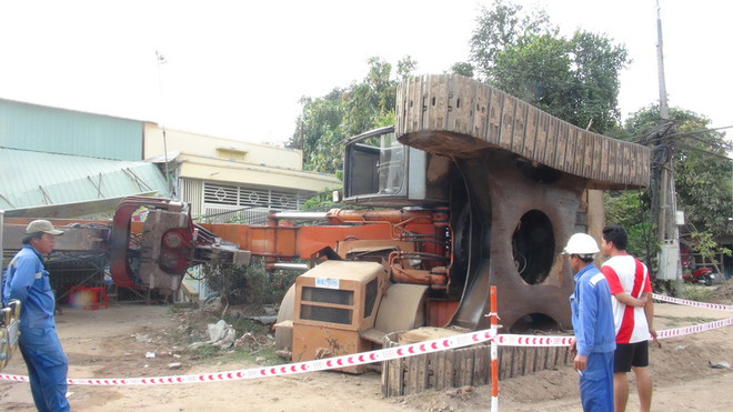 Xe cẩu nặng hơn 50 tấn bất ngờ lật nhào vào nhà dân ở Đồng Tháp ảnh 1