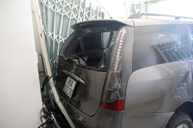 Nhân viên rửa xe lùi ôtô bất cẩn, đâm hai người bị thương nặng ảnh 2