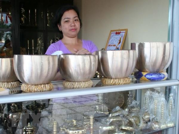 Bày bán các sản phẩm của nghề đúc đồng tại Phường Đúc, thành phố Huế. (Ảnh: Quốc Việt/TTXVN) Thừa Thiên-Huế hỗ trợ phát triển 16 sản phẩm chủ lực địa phương ảnh 1