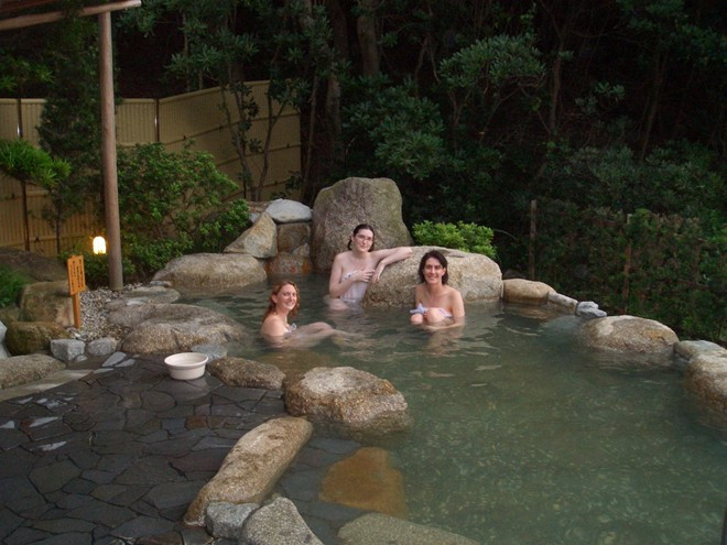 Nhật Bản: Bối rối vì quy định cấm người có hình xăm đi tắm onsen ảnh 1