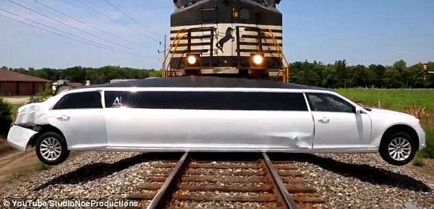 [Video] Siêu xe Limousine mắc kẹt và bị tàu hỏa đâm bẹp rúm ảnh 1