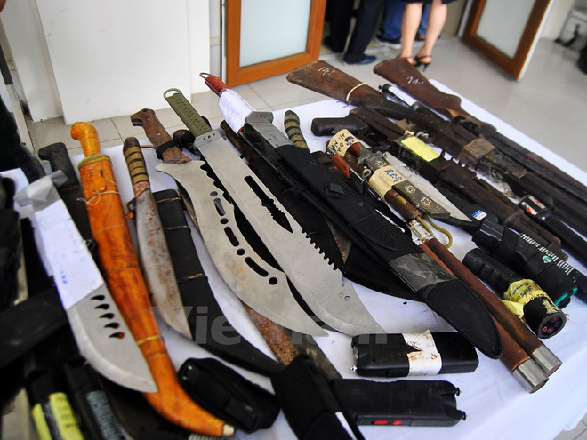 Nhóm côn đồ hung hãn ngang nhiên chém người giữa ban ngày ảnh 1