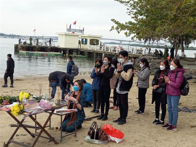 Tưởng niệm, cầu siêu cho các nạn nhân vụ chìm canô tại biển Cửa Đại ảnh 1