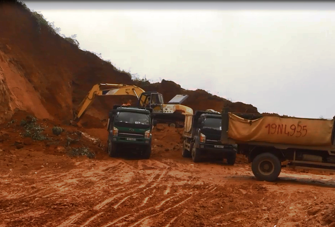 Bài 3: Hàng loạt quả đồi bị đào bới, tan hoang 'vàng trắng’ cao lanh ảnh 25