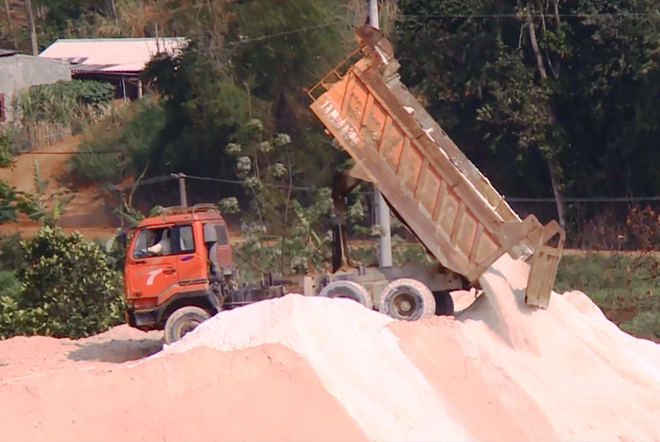 Bài 3: Hàng loạt quả đồi bị đào bới, tan hoang 'vàng trắng’ cao lanh ảnh 3