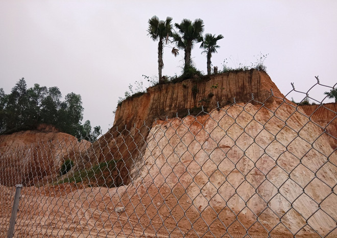 Bài 3: Hàng loạt quả đồi bị đào bới, tan hoang 'vàng trắng’ cao lanh ảnh 12