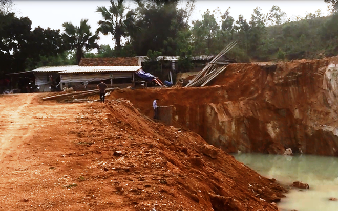 Bài 3: Hàng loạt quả đồi bị đào bới, tan hoang 'vàng trắng’ cao lanh ảnh 21