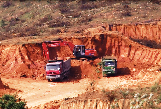 Bài 3: Hàng loạt quả đồi bị đào bới, tan hoang 'vàng trắng’ cao lanh ảnh 29