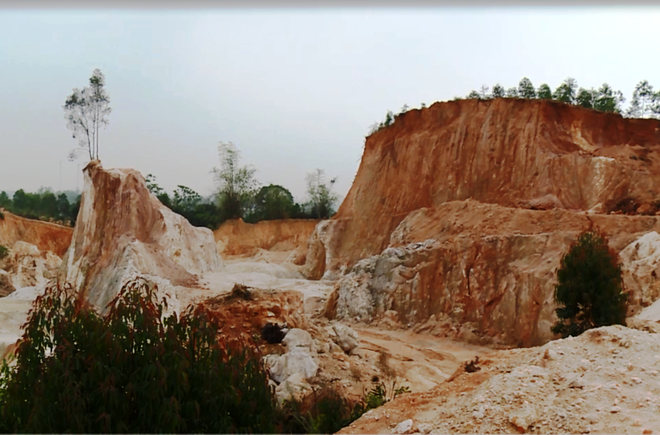 Bài 3: Hàng loạt quả đồi bị đào bới, tan hoang 'vàng trắng’ cao lanh ảnh 28