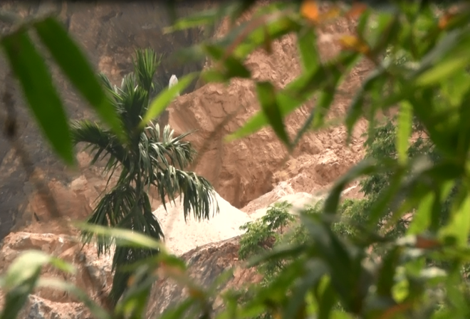 Bài 3: Hàng loạt quả đồi bị đào bới, tan hoang 'vàng trắng’ cao lanh ảnh 27