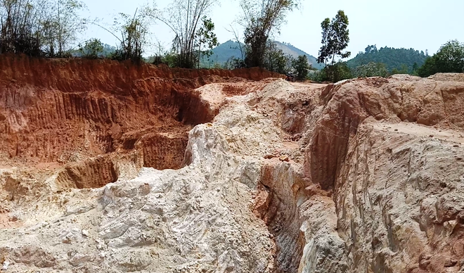 Một quả đồi bị đào bới tan hoang để khai thác cao lanh tại xã Tân Phương, Thanh Thủy, Phú Thọ. (Ảnh: Hùng Võ/Vietnam+) Tan hoang rừng đồi vì lỗ hổng trong quản lý tài nguyên khoáng sản ảnh 1