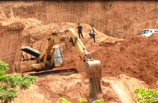 Bài 3: Hàng loạt quả đồi bị đào bới, tan hoang 'vàng trắng’ cao lanh ảnh 11