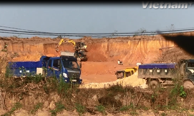 Bài 3: Hàng loạt quả đồi bị đào bới, tan hoang 'vàng trắng’ cao lanh ảnh 19