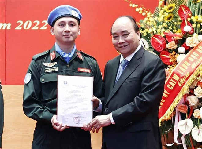 Chủ tịch nước Nguyễn Xuân Phúc trao Quyết định cho Trung tá Nguyễn Ngọc Hải làm nhiệm vụ tại Trụ sở Liên hợp quốc. (Ảnh: Thống Nhất/TTXVN) Lực lượng CAND nỗ lực hoàn thành tốt nhiệm vụ gìn giữ hòa bình LHQ ảnh 2