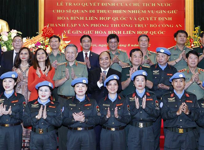 Chủ tịch nước Nguyễn Xuân Phúc và các sỹ quan Bộ Công an đi thực hiện gìn giữ hòa bình Liên hợp quốc. (Ảnh: Thống Nhất/TTXVN) Lực lượng CAND nỗ lực hoàn thành tốt nhiệm vụ gìn giữ hòa bình LHQ ảnh 1