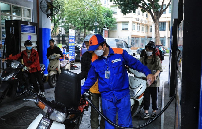 Đổ xăng tại một cây xăng ở Hà Nội. (Ảnh: Tuấn Anh/TTXVN) kinh doanh xang dau2.jpeg