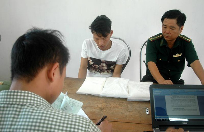 Bắt kẻ mang theo 3 túi nilon chứa đầy ma túy đá ở Quảng Ninh ảnh 1