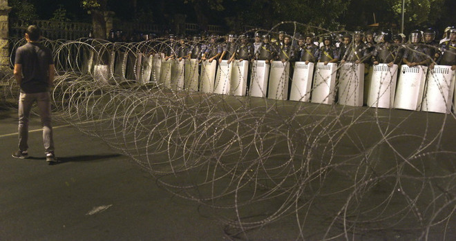 Bạo loạn Armenia: Nhiều tiếng nổ, súng bắn quanh đồn cảnh sát ảnh 1