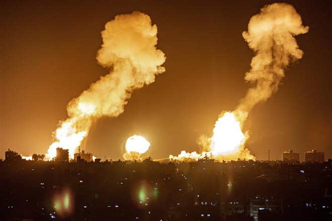 Khói lửa bốc lên sau vụ không kích của Israel xuống thành phố Khan Yunis, miền Nam Dải Gaza nhằm đáp trả các vụ phóng rocket vào lãnh thổ nhà nước Do Thái, ngày 7/4/2023. (Ảnh: AFP/TTXVN) Cộng đồng quốc tế tiếp tục quan ngại về hòa bình Trung Đông ảnh 1